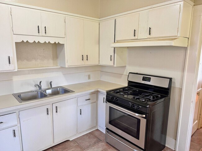 Building Photo - Cute 2 Bed 1 Bath Craftsman Home