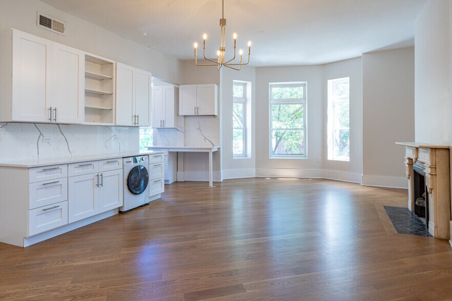 Building Photo - 2246 N Clark St