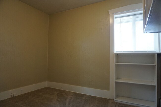 Building Photo - Bungalow/Office 2 Bedroom 2 Bath
