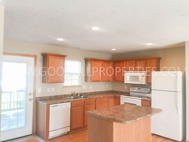 Building Photo - 2 Bedroom, 2.5 Bath Townhome in Urbandale with an attached two car garage.