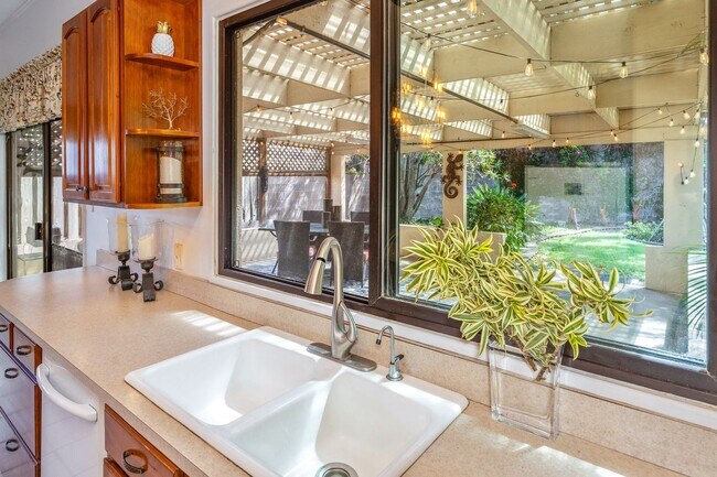 Building Photo - Fully Furnished, 3 Bed/3 Bath, Waiehu Heig...
