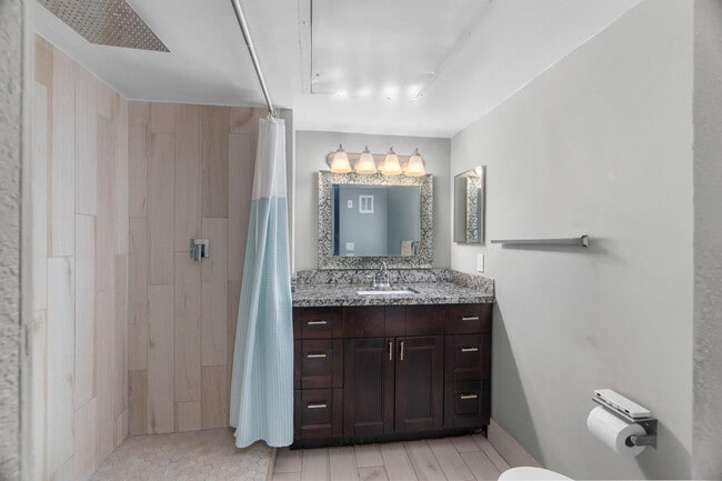 Building Photo - 124 NE 19th Ct