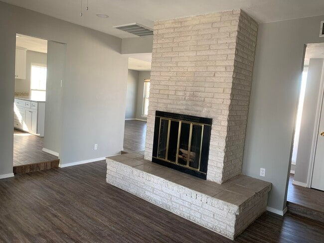 Building Photo - 3000 Wedgewood Dr