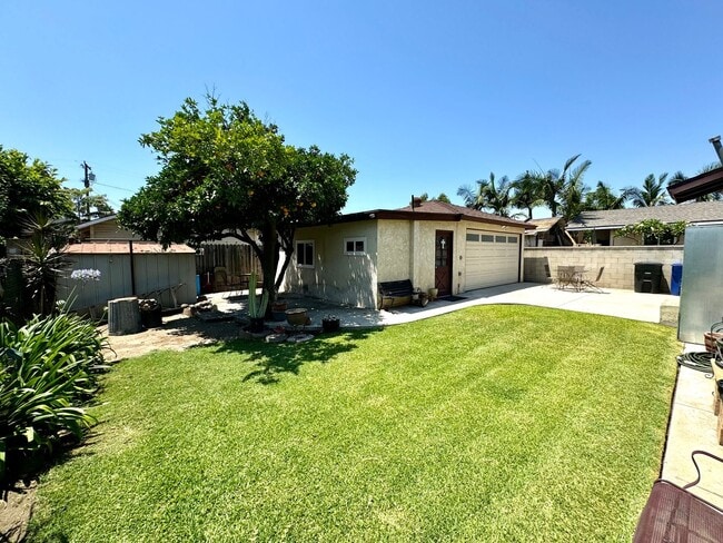 Building Photo - Charming 3 bedroom, 2 bath completely remo...