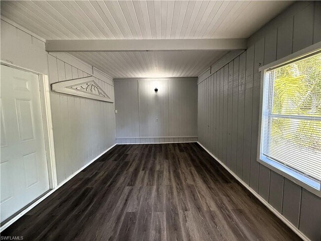 Building Photo - 8239 Suncoast Dr