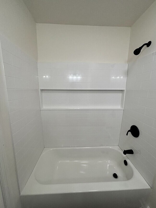 Building Photo - Fully Remodeled 3 Bed 2 bath