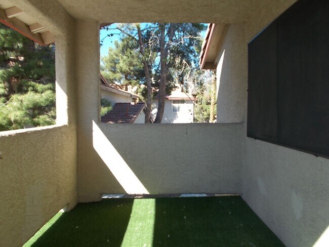 Building Photo - Charming 2-Bed, 2-Bath Condo with Balcony and Pool Access in Las Vegas