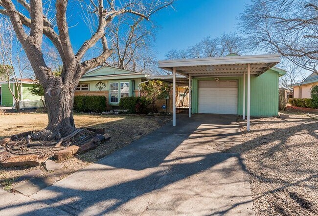 Building Photo - 2442 Oates Dr