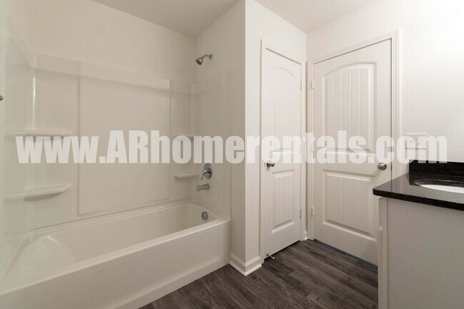 Building Photo - Large 4 Bedroom Home!
