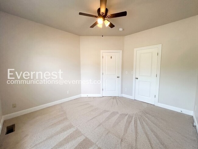 Building Photo - 3-Bed/2-Bath Home with Fireplace and 2-Car Garage/Available Now!