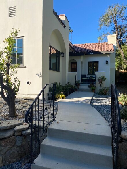 Primary Photo - 1077 E Howard St