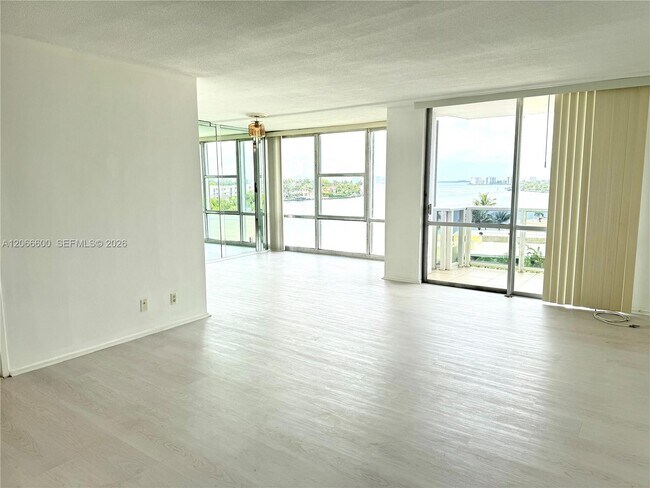 Building Photo - 900 Bay Dr
