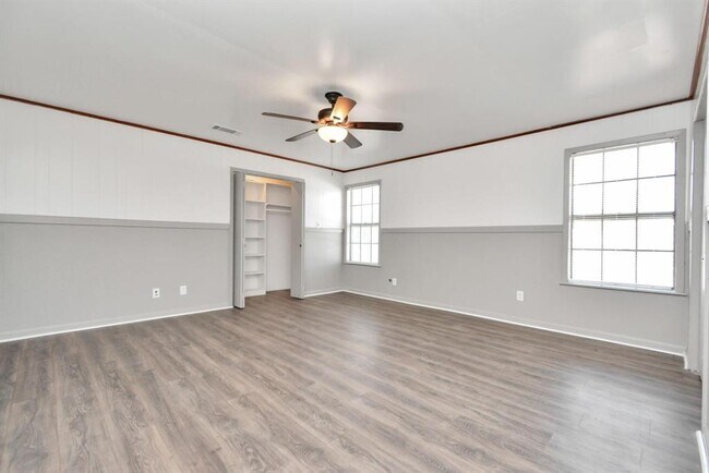 Building Photo - 215 Veselka Rd