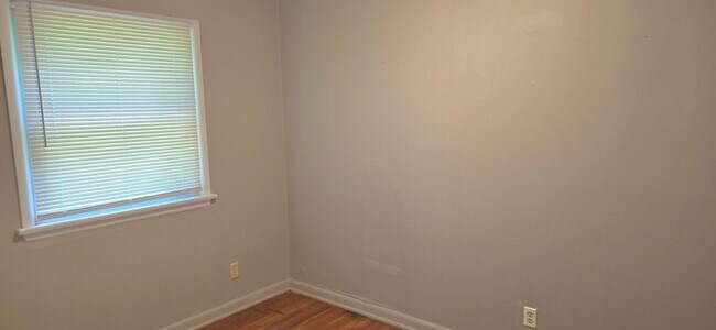 Building Photo - Nice 2 Bedroom 1 Bath bungalow! Garage! $925