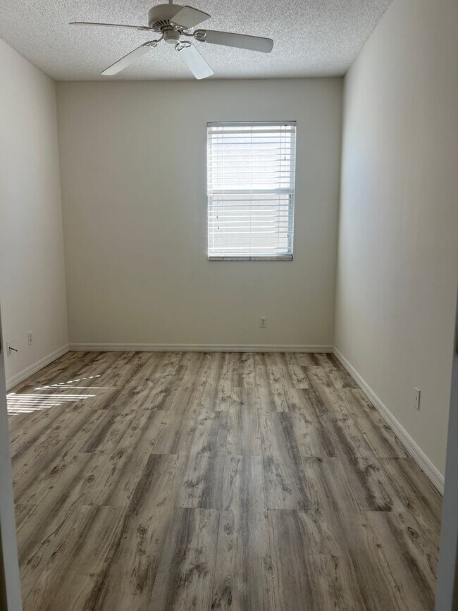 Building Photo - Welcome to your new home in beautiful Venice, Fl!  2 Bedroom 2 Bath w/ Den