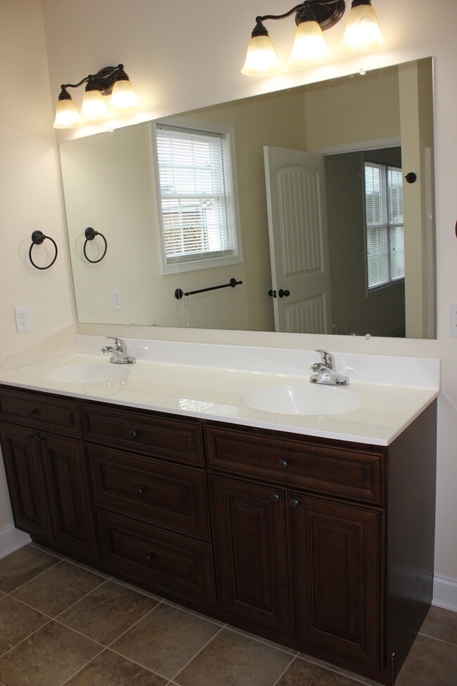 Building Photo - Duplex with Garage in Bridgewater