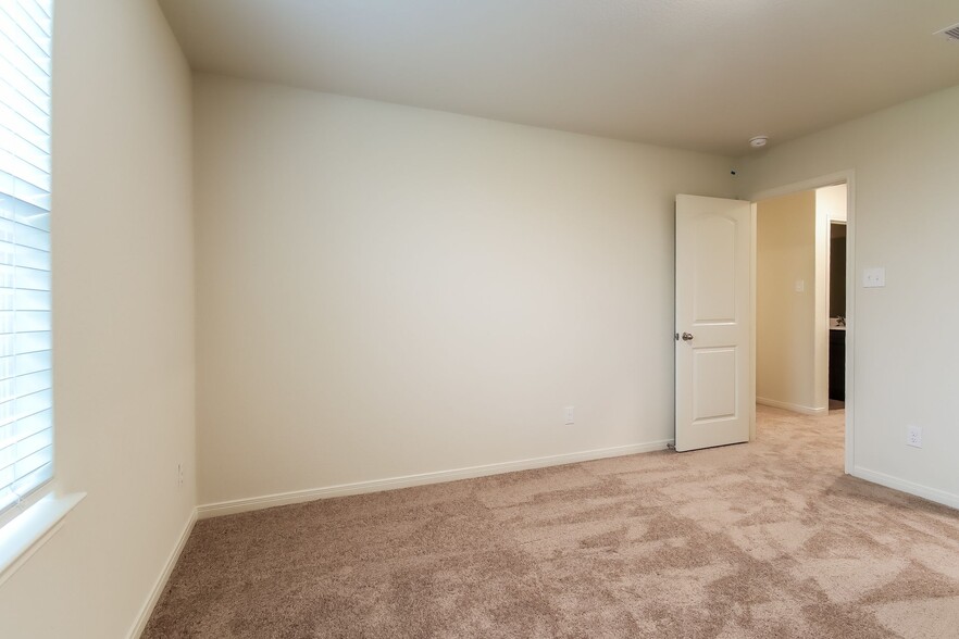 Building Photo - 584 Solomon Ln