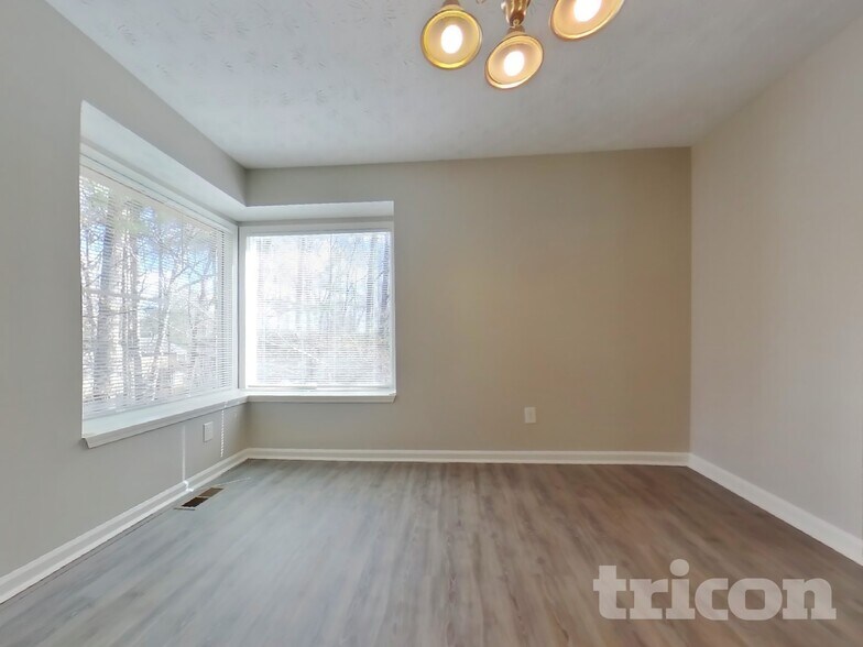 Building Photo - 1515 Olde Oak Dr