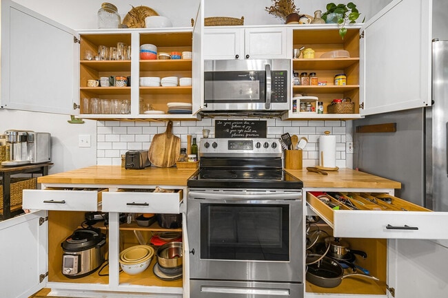 Building Photo - 904 Melted Candle Cove