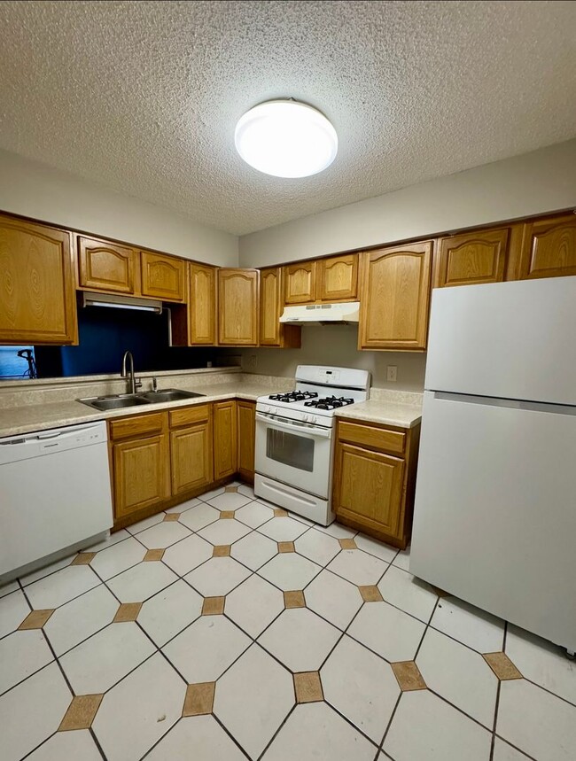 Building Photo - Freshly renovated 3 bedroom condo in Decatur