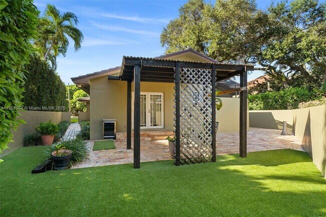 Building Photo - 1175 NE 102nd St