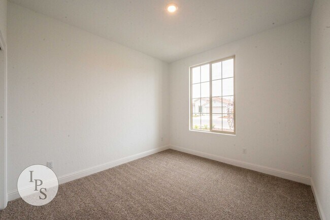 Building Photo - 2022 South/East Fresno Home, 4BR/2BA - Lots of Amenities!