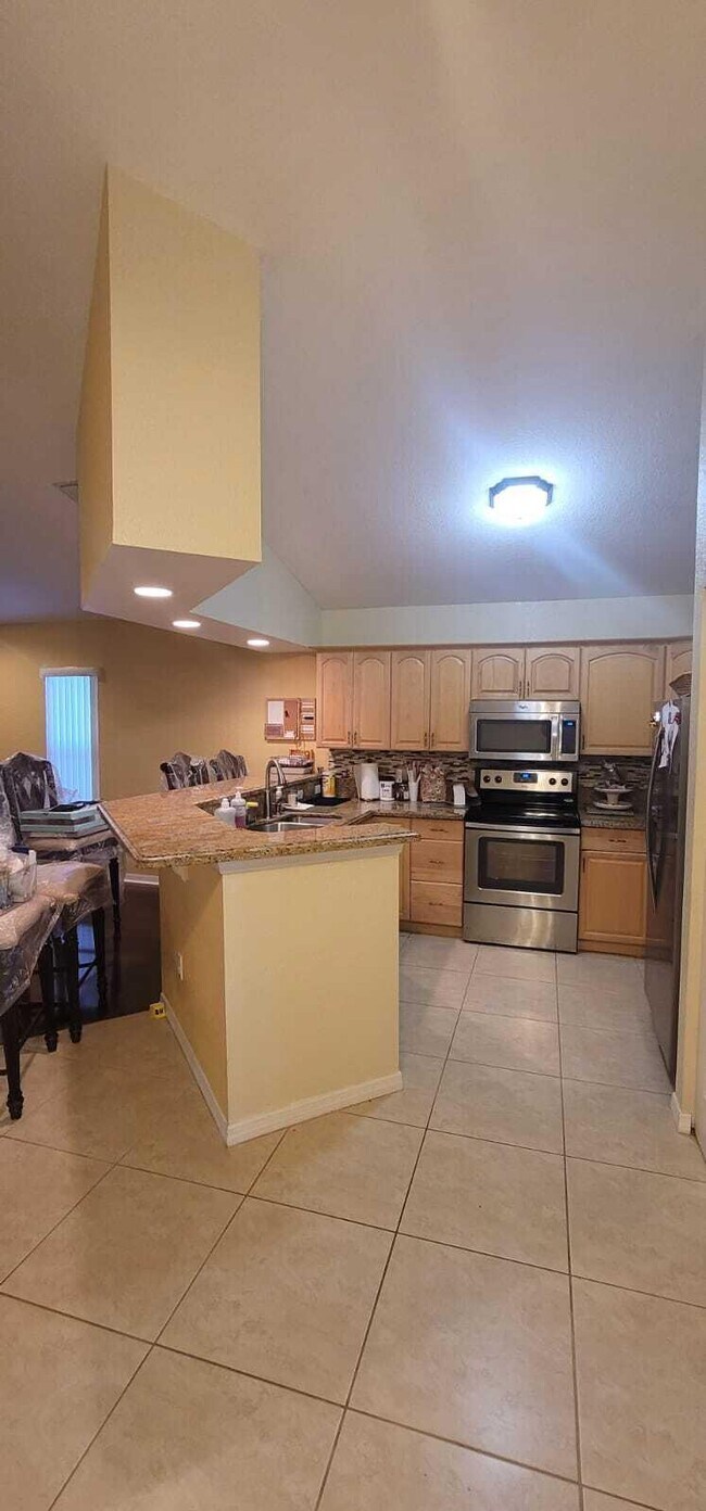 Building Photo - 211 NE 13th Ave