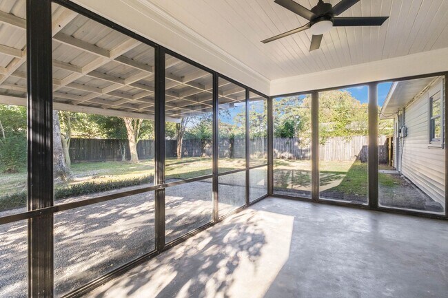 Building Photo - Charming 4 bedroom with Huge Outdoor Works...