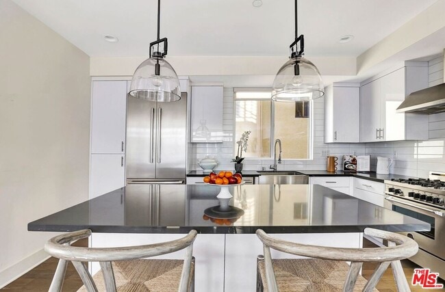 Building Photo - 1414 1/2 N Stanley Ave