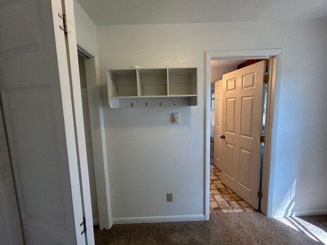 Building Photo - Cozy 2 Bedroom 1 Bath w/ all amenities and...