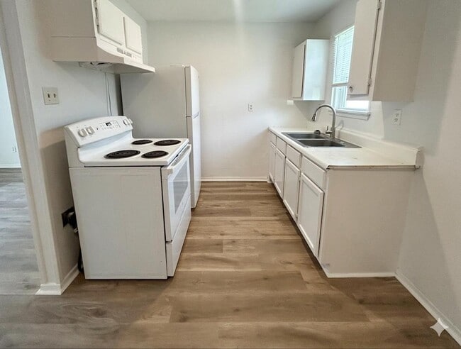 Building Photo - 603 Drexel St