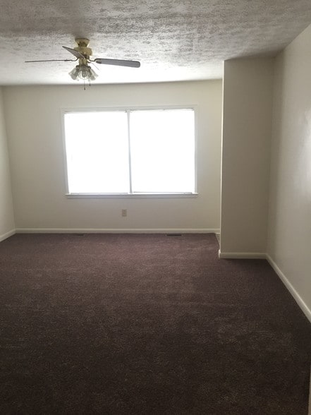 36 Living Room - 36 White Cir