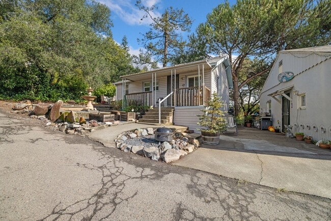 Building Photo - Great 2 bedroom 1 Bathroom ADU in the hear...