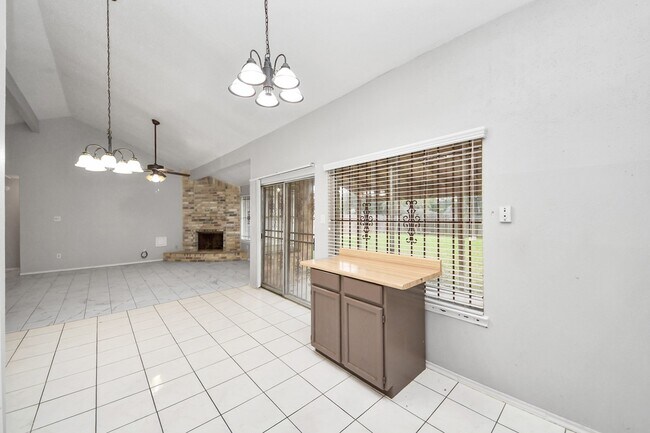 Building Photo - 527 Oakdale Dr