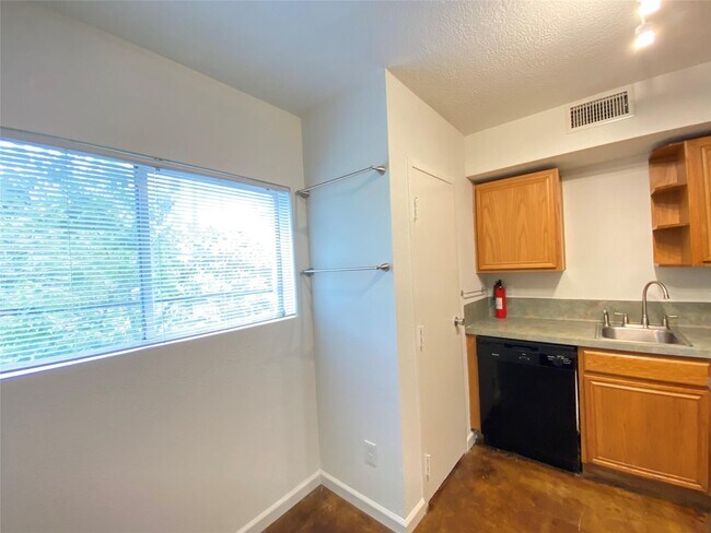 Building Photo - 1112 Lawrence St