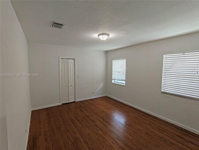 Building Photo - 470 SW 25th Rd