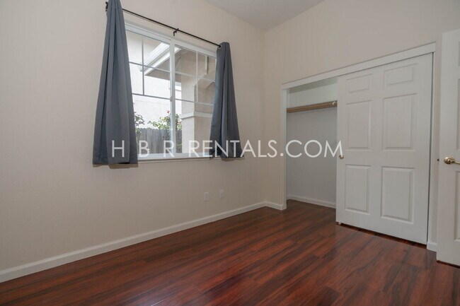 Building Photo - 1582 Peony Dr