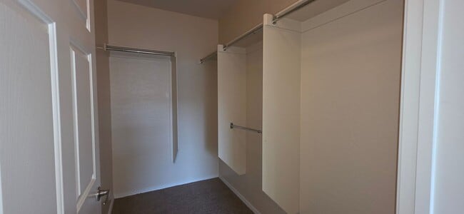 Building Photo - Sky Pointe Dr