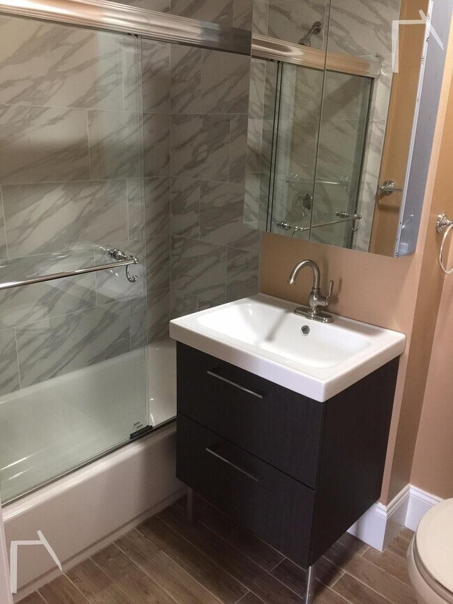 Building Photo - Central Heat/AC, In Unit Washer/Dryer, Close to Longwood, Porch