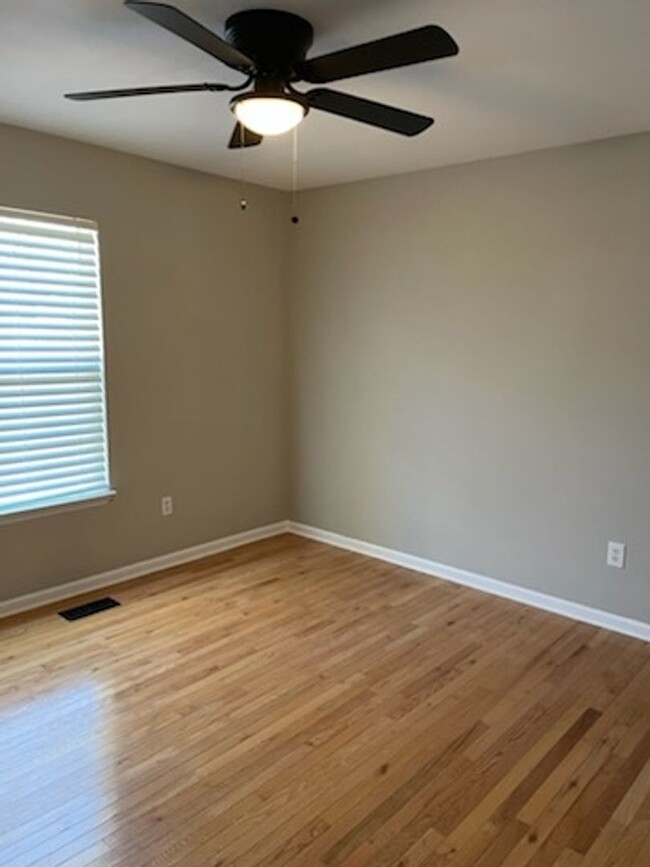 Building Photo - Move in Special- $1000 First Month