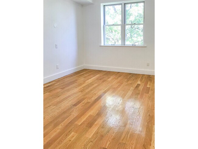 Building Photo - 475 E 8th St