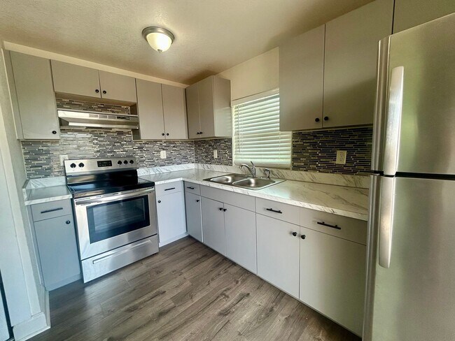 Building Photo - 2 Bedroom, 1 Bathroom Home! Look and Lease...