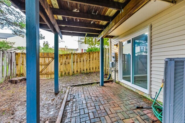 Building Photo - Beautifully maintained end unit Townhouse located in Stonebridge subdivision!