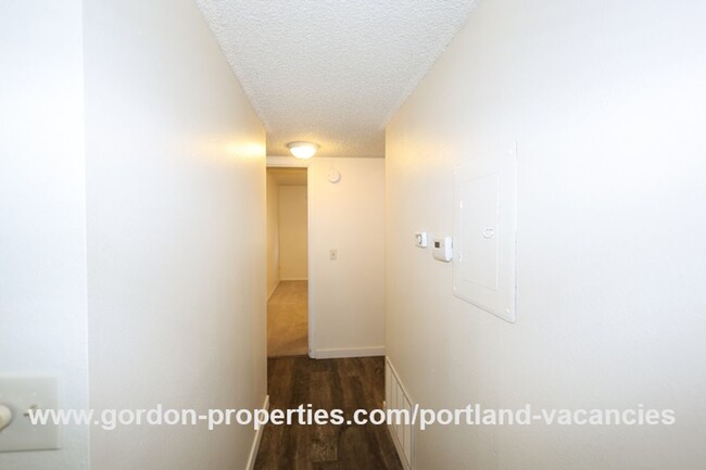 Building Photo - $1,395.00 - NE Fremont St - 2 bedroom cond...