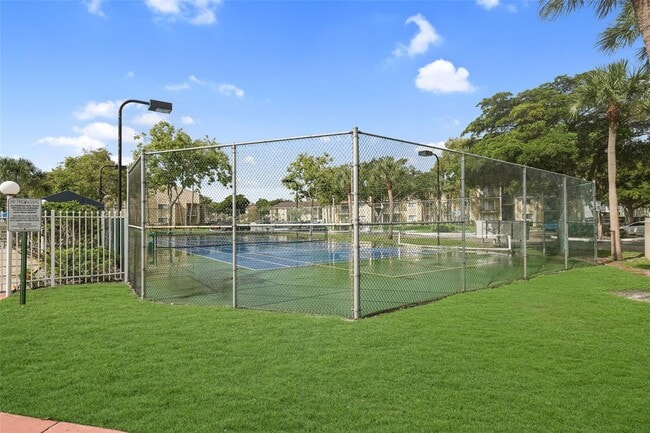 Building Photo - Beautiful Townhouse Pembroke Pines