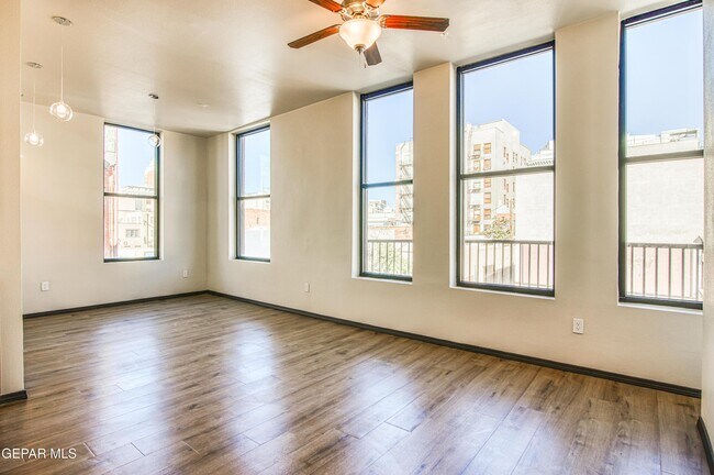 Building Photo - 312 E Overland Ave