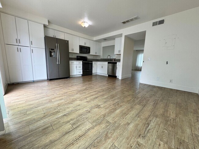 Building Photo - FOR RENT 2BD/1.5 BA/2 parkings/ Town House