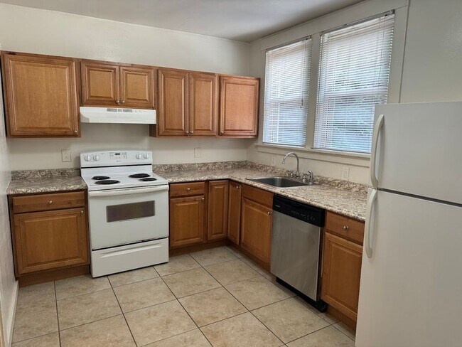 Building Photo - Great two story townhouse in the heart of Squirrel Hill!