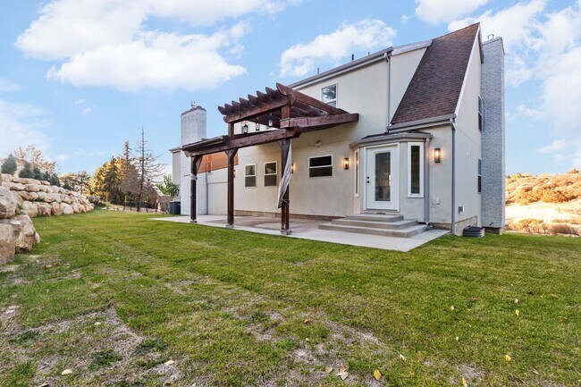 Building Photo - Elevated 5-Bedroom Home in Sandy, UT with Mountain Views!