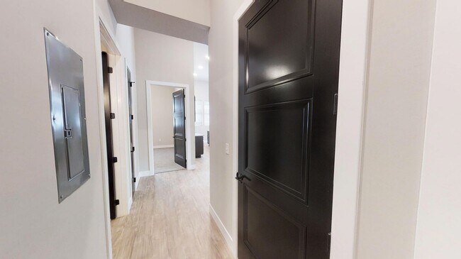 Interior Photo - 122 W Hill St